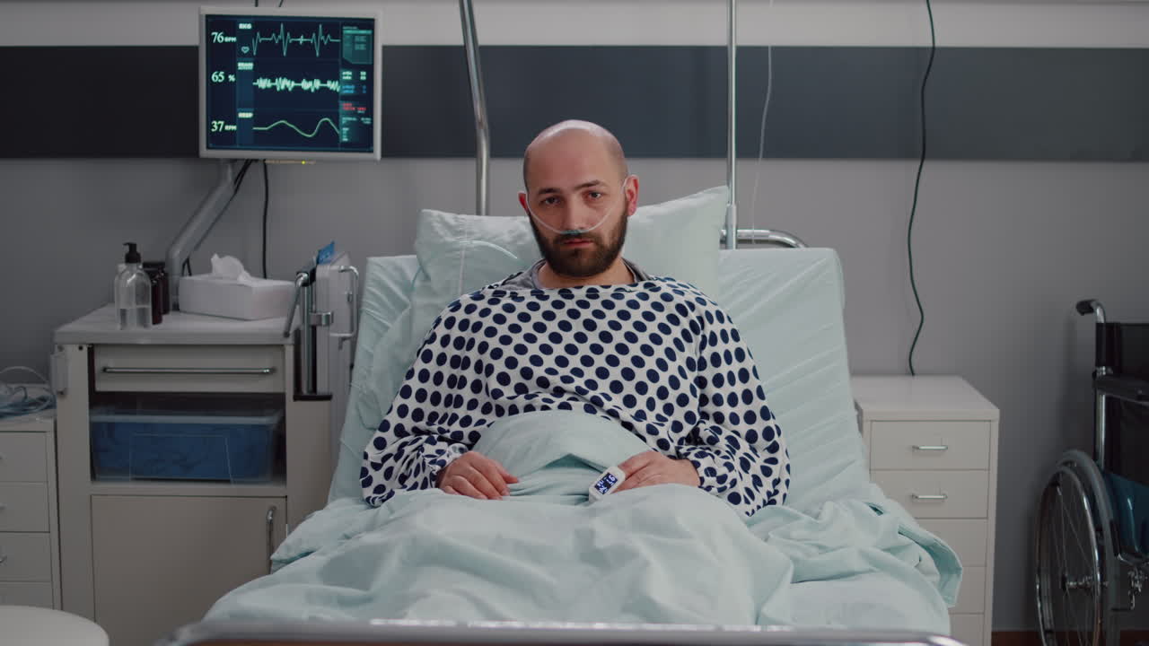 портрет больного человека, отдыхающего в постели в ожидании лечения дыхания