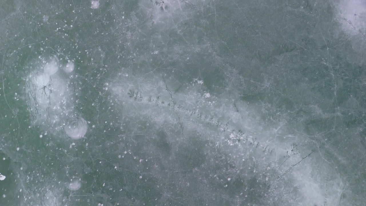 Nella regione di Košice in Slovacchia, il bacino idrico ghiacciato di Ružín vicino a Malý Folkmar mostra motivi di ghiaccio incrinato sulla sua superficie ghiacciata durante l'inverno, da una vista aerea con drone.