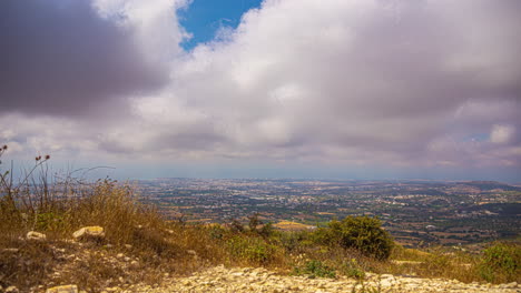 Lapso-De-Tiempo-De-Nubes-Rodando-Sobre-Paisaje-árido-Y-Vista