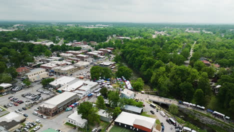 el centro de siloam springs durante el 50o festival de dogwood en arkansas, estados unidos