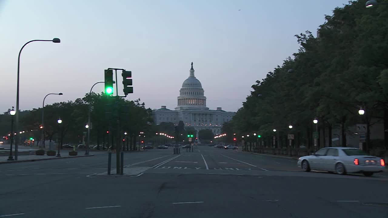 워싱턴 dc의 국회의사당 건물을 천천히 확대