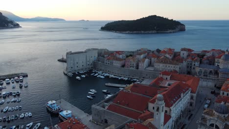 Hermoso-Paisaje-Urbano-De-Dubrovnik-Con-Murallas-De-La-Ciudad,-Panorama-Aéreo,-Puesta-De-Sol