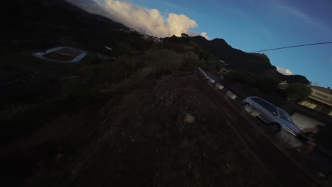 Imágenes-De-Drones-Fpv-En-Madeira-Portugal-Filmadas-Al-Amanecer-En-La-Orilla-Del-Mar-Con-Acantilados-Y-Océano-Circundantes