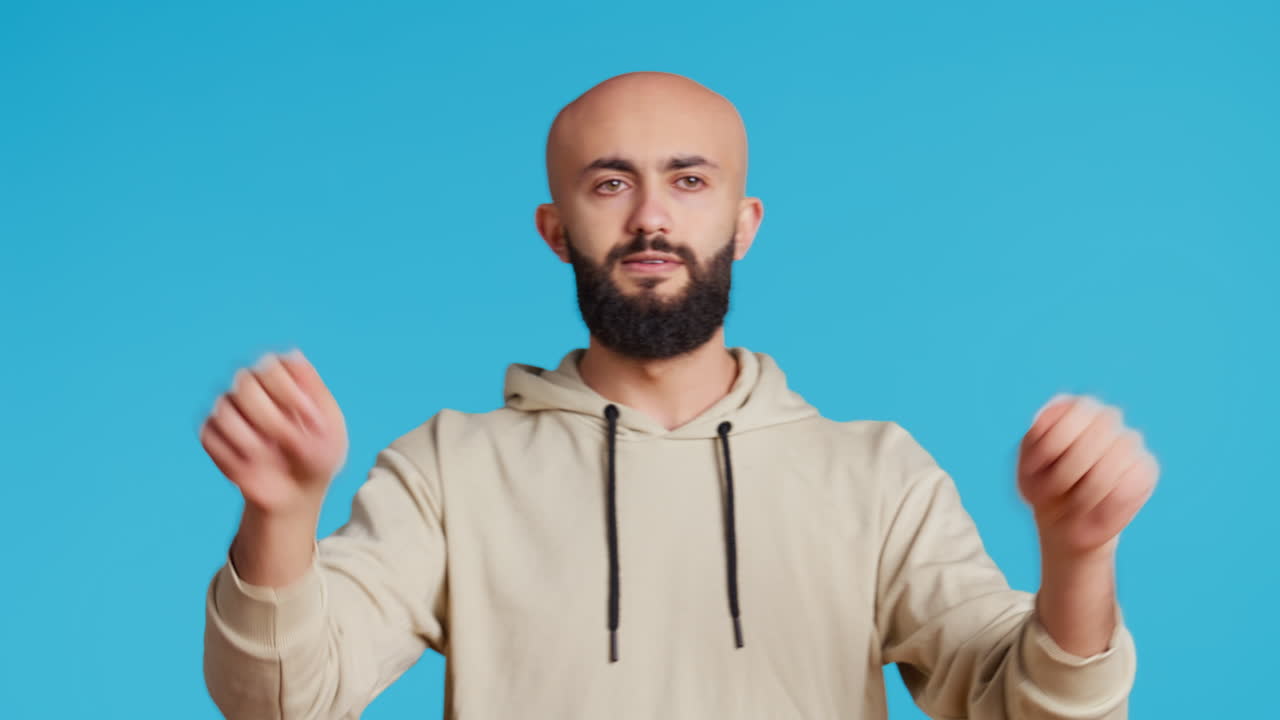 젊은 음악가 가 스튜디오 에서 합창단 지휘자 로 포즈 를 취 하고 있다