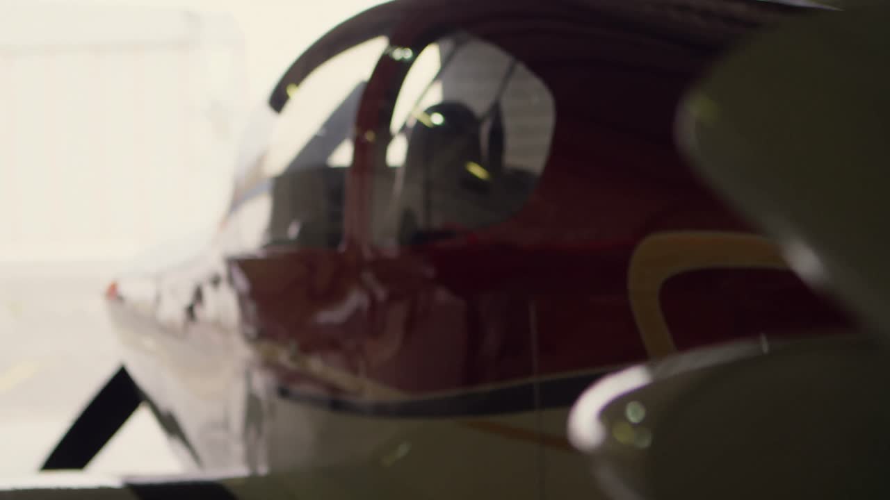 cabina de piloto en el hangar 4k