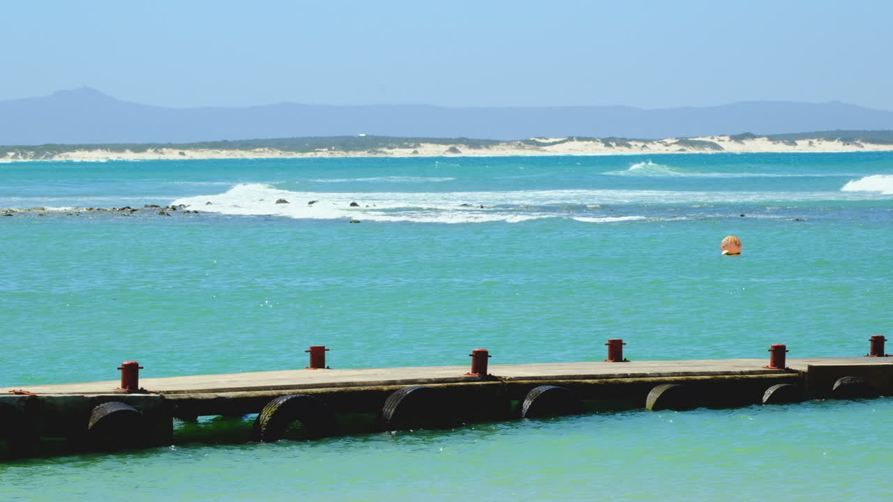 경치가 아름답고 순수한 푸른 물과 스트루이스바이 해안선을 따라 항구, 오버베르크