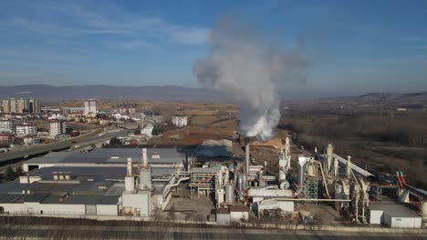 disparo de avión no tripulado en el edificio de la fábrica