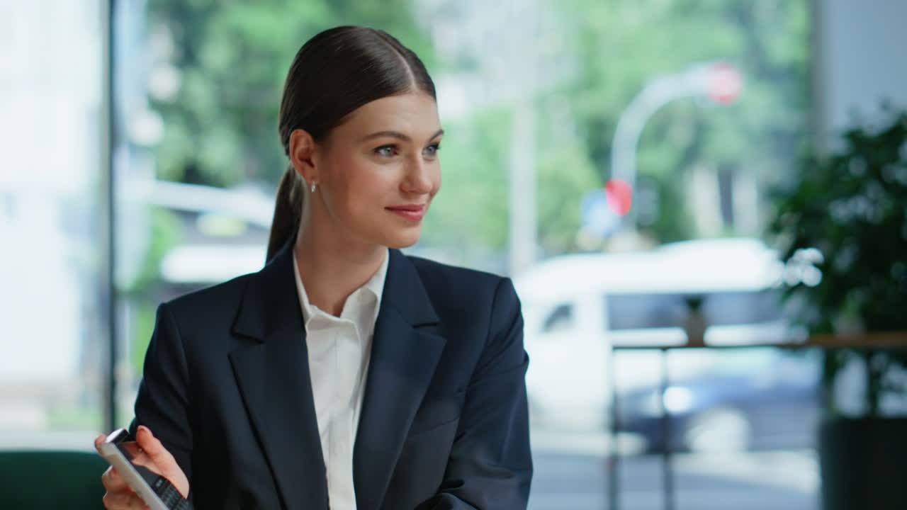 Primer plano de una empresaria analizando documentos financieros en la oficina. Mujer calculando.