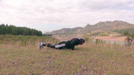 hombre entrenando en la naturaleza