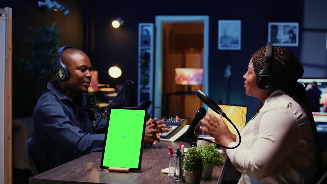 dispositivo clave de croma en la mesa con hombre y mujer sentados y discutiendo en podcast