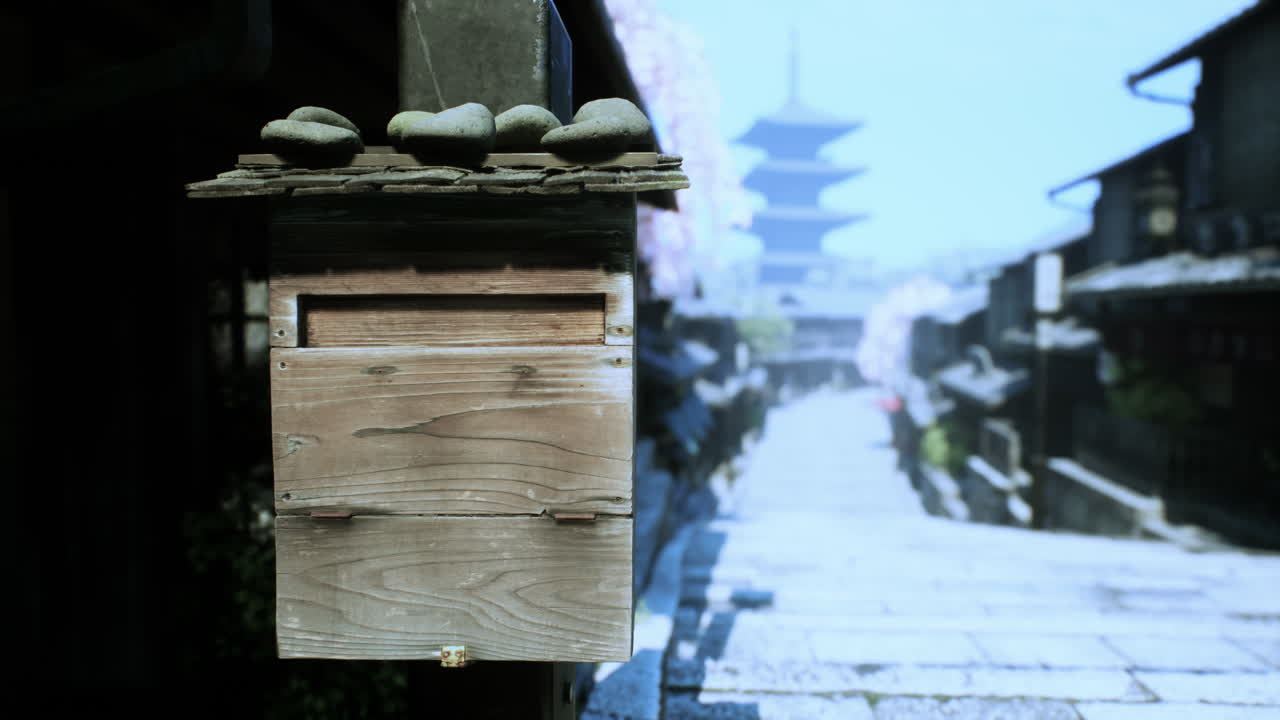 뒷면 에 나무 의 우편 상자 와 파고다 가 있는 전통적 인 일본 집