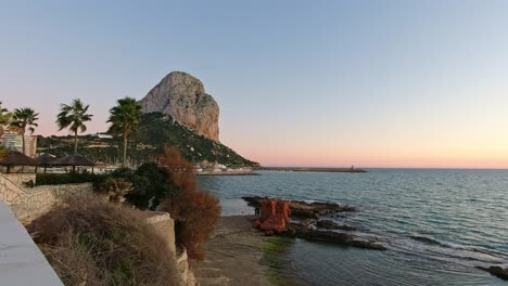 Penya-D-Ifac-Calpe-España-Puesta-De-Sol-Desde-La-Plaza-Frente-Al-Mar,-Un-Agradable-Paseo-En-Una-Tarde-De-Primavera