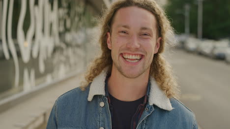 retrato de un joven estudiante feliz riendo alegremente mirando a la cámara disfrutando de un estilo de vida independiente en la calle de la ciudad urbana