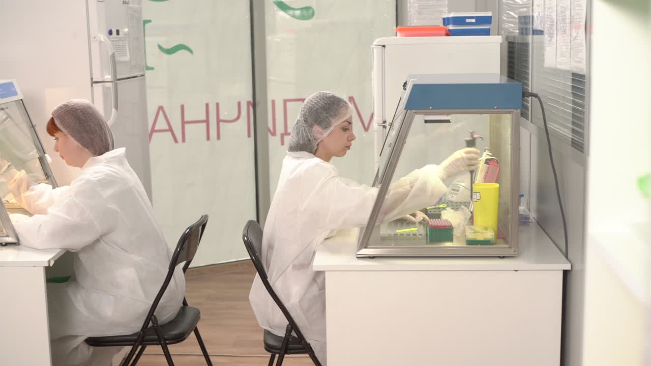 미생물학적 한계 시험실에서 라미너 공기 흐름 캐비에서 미생물 연구 실험실 과학자의 왼쪽에서 오른쪽 사진