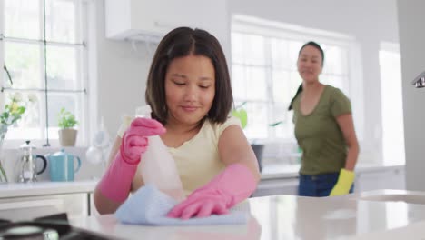 Video-Einer-Glücklichen-Asiatischen-Mutter-Und-Tochter,-Die-Die-Küche-Putzt