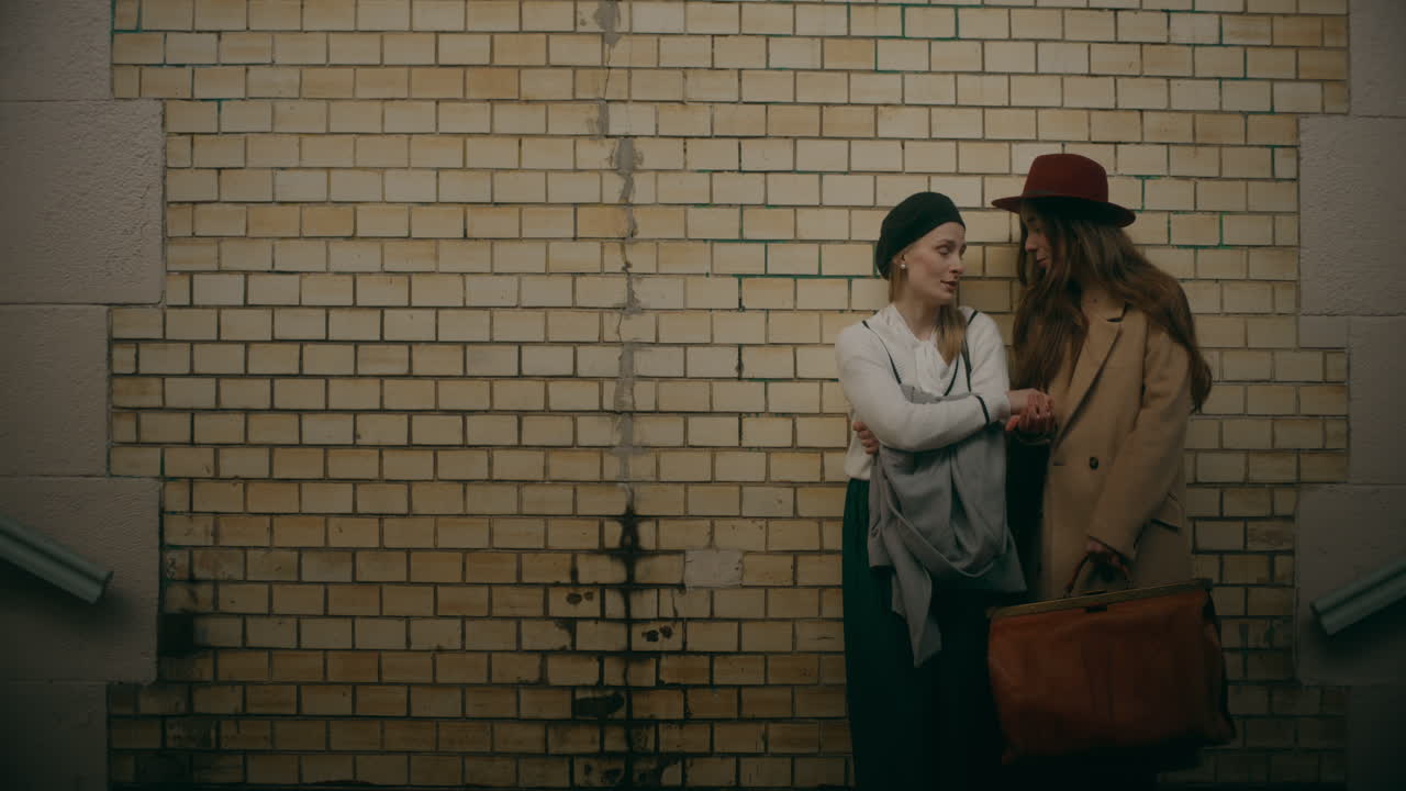 mujer consolando a una persona triste