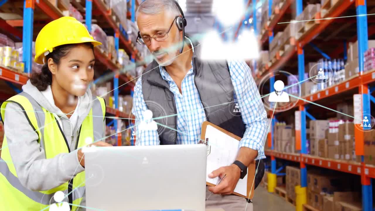 animación de la red de iconos de personas sobre el personal que usa computadora portátil en el almacén de almacenamiento