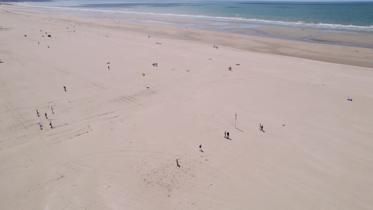 프랑스 북부 노르망디에 있는 도빌의 하얀 고운 모래사장에 있는 사람들