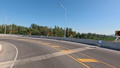 una secuencia que muestra una carretera vacía a intervalos