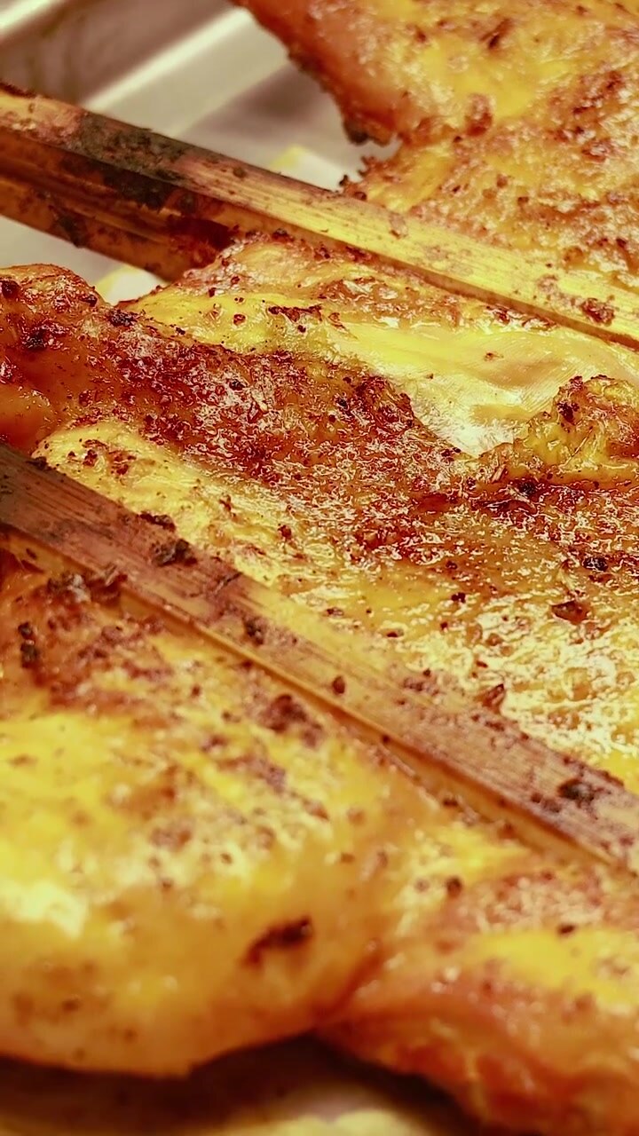 Delizioso pollo alla griglia in un mercato galleggiante