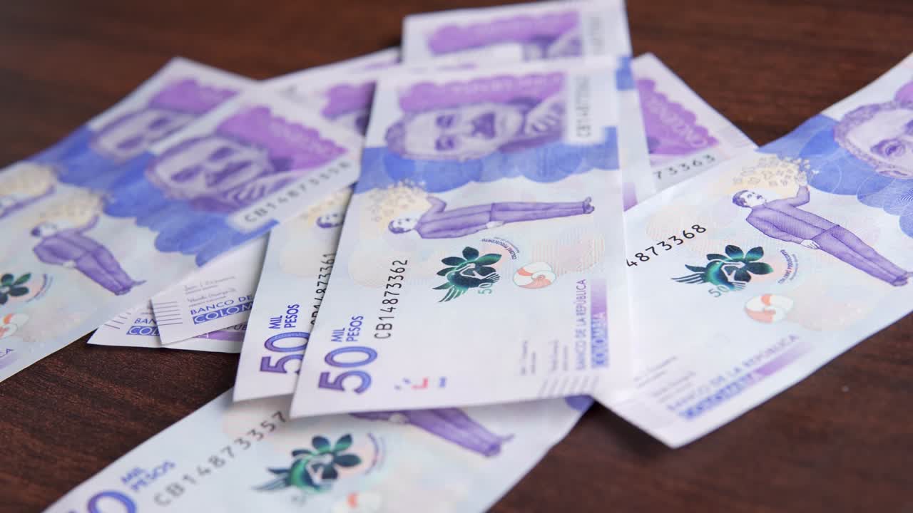 contando el dinero colombiano.