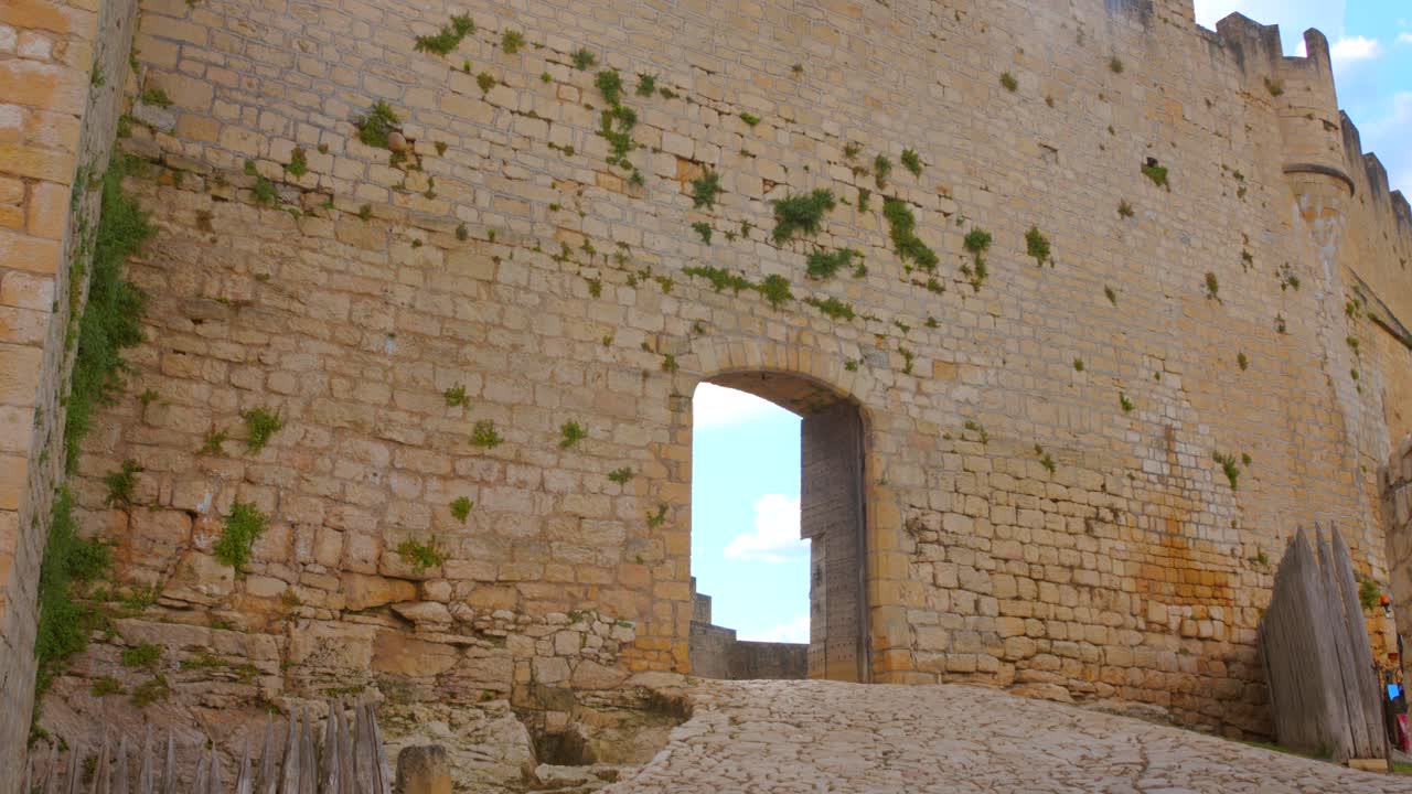 Mura in pietra del Castello di Beynac a Beynac-et-Cazenac, Dordogna, Francia. - campo lungo