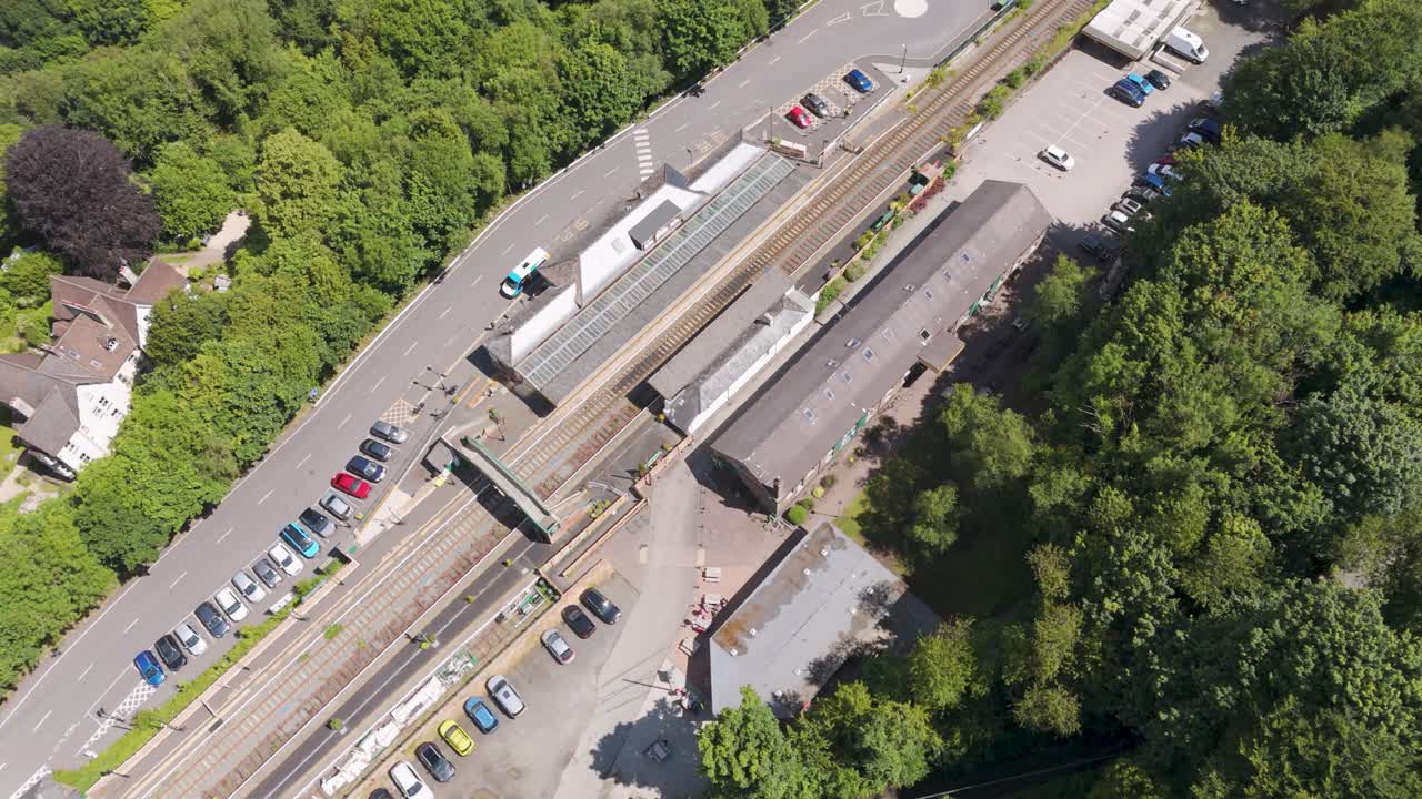 영국 데본에 있는 초록색으로 둘러싸인 오케햄튼 역의 공중 도 사진