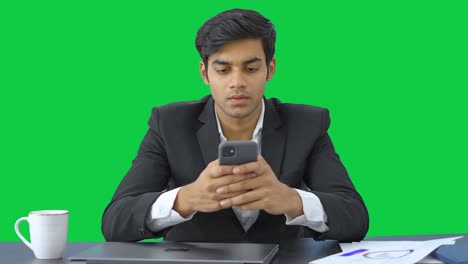 Indischer-Mitarbeiter,-Der-Den-Grünen-Bildschirm-Des-Telefons-Nutzt