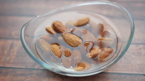 almendras empapadas en un cuenco de vidrio