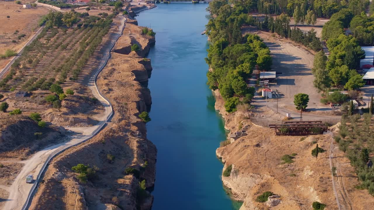Korint Kanalı'nın berrak suyu ve dik yamaçlarıyla Yunanistan'dan hava görüntüsü.
