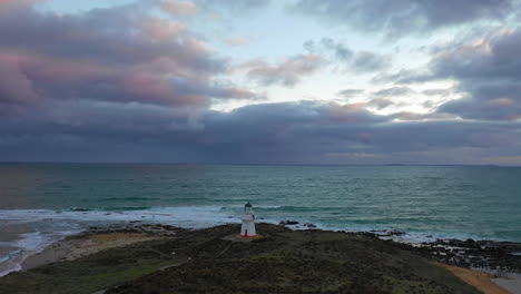 Luftaufnahme-Eines-Leuchtturms-Vor-Dem-Hintergrund-Eines-Ausgedehnten,-Wolkigen-Himmels-Bei-Sonnenuntergang-Entlang-Der-Pazifikküste