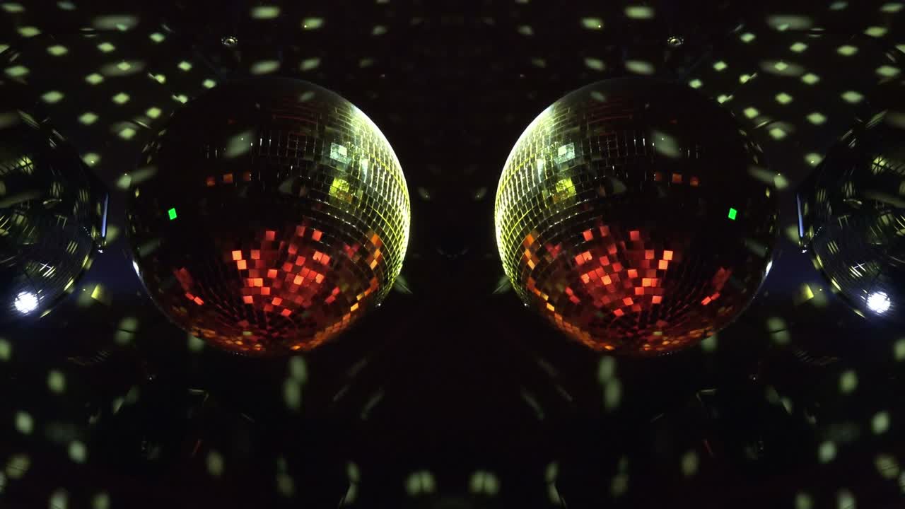 Palle da discoteca che proiettano giochi di luce in una stanza