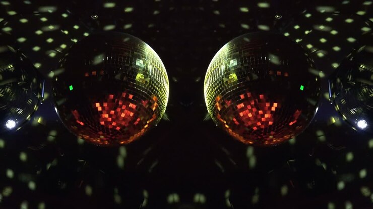Palle da discoteca che proiettano giochi di luce in una stanza