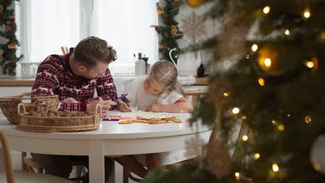 Escribiendo-Una-Carta-A-Santa-Claus-Por-Una-Linda-Niña-Con-Papá