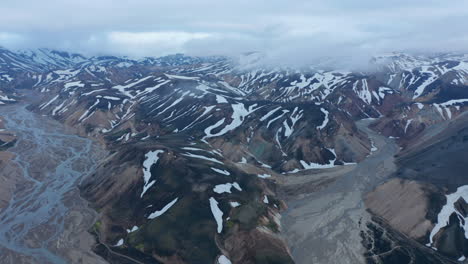 Drohnenblick-Auf-Das-Spektakuläre-Gletscherhochland-Mit-Schneebedeckten-Bergen-In-Der-Porsmork-Schlucht.-Vogelperspektive-Auf-Das-Thórsmörk-tal-Mit-Bergschlucht-Und-Fluss-In-Island