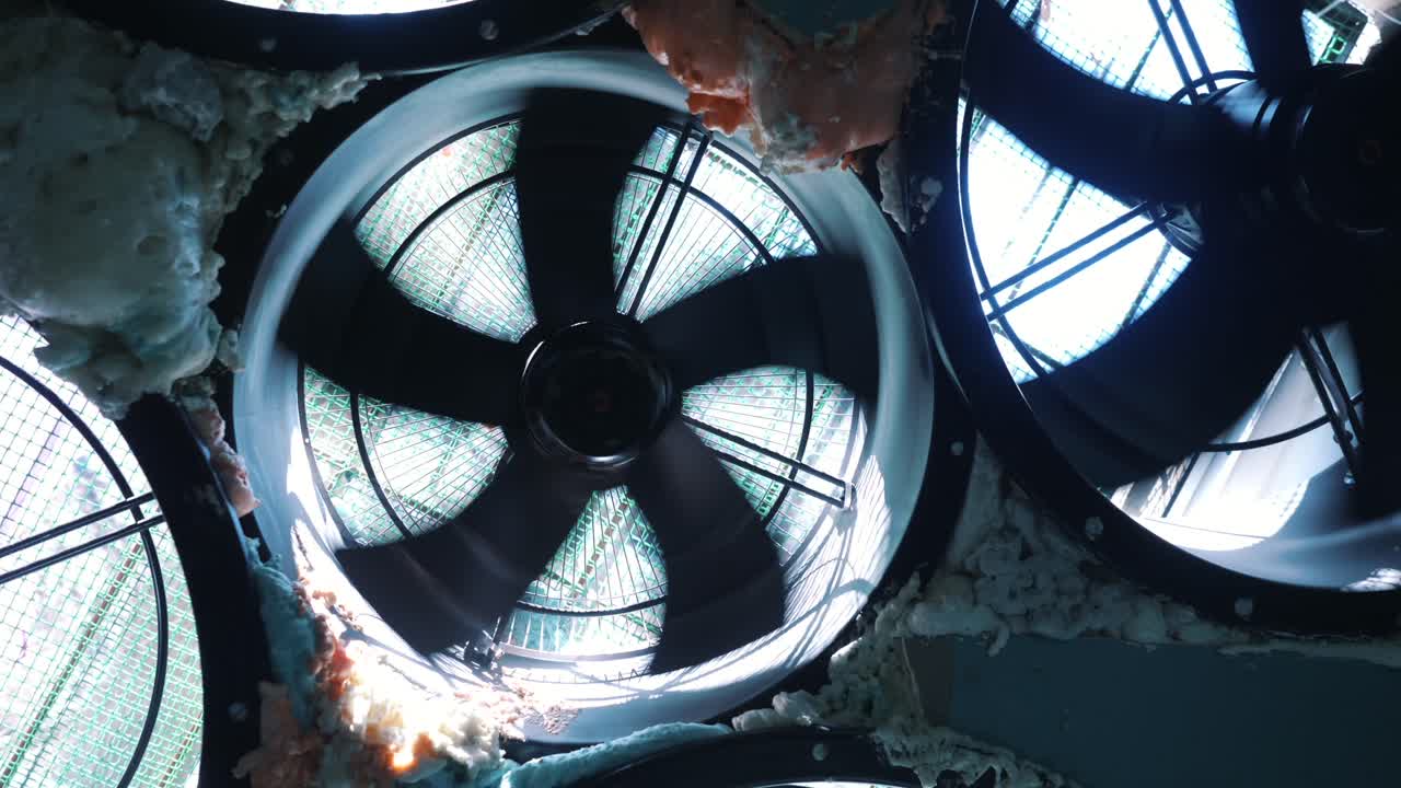 ventiladores de ventilación dañados en un techo