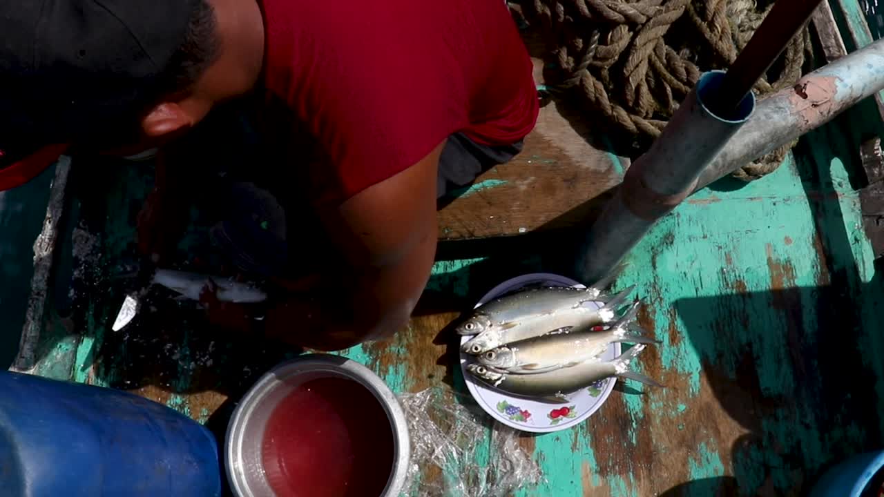Pesce appena pescato su una barca a El Nido, Palawan, Filippine