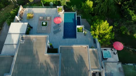 Toma-Aérea-Inclinada-Que-Muestra-Una-Gran-Villa-Con-Piscina-En-El-Sur-De-Francia.