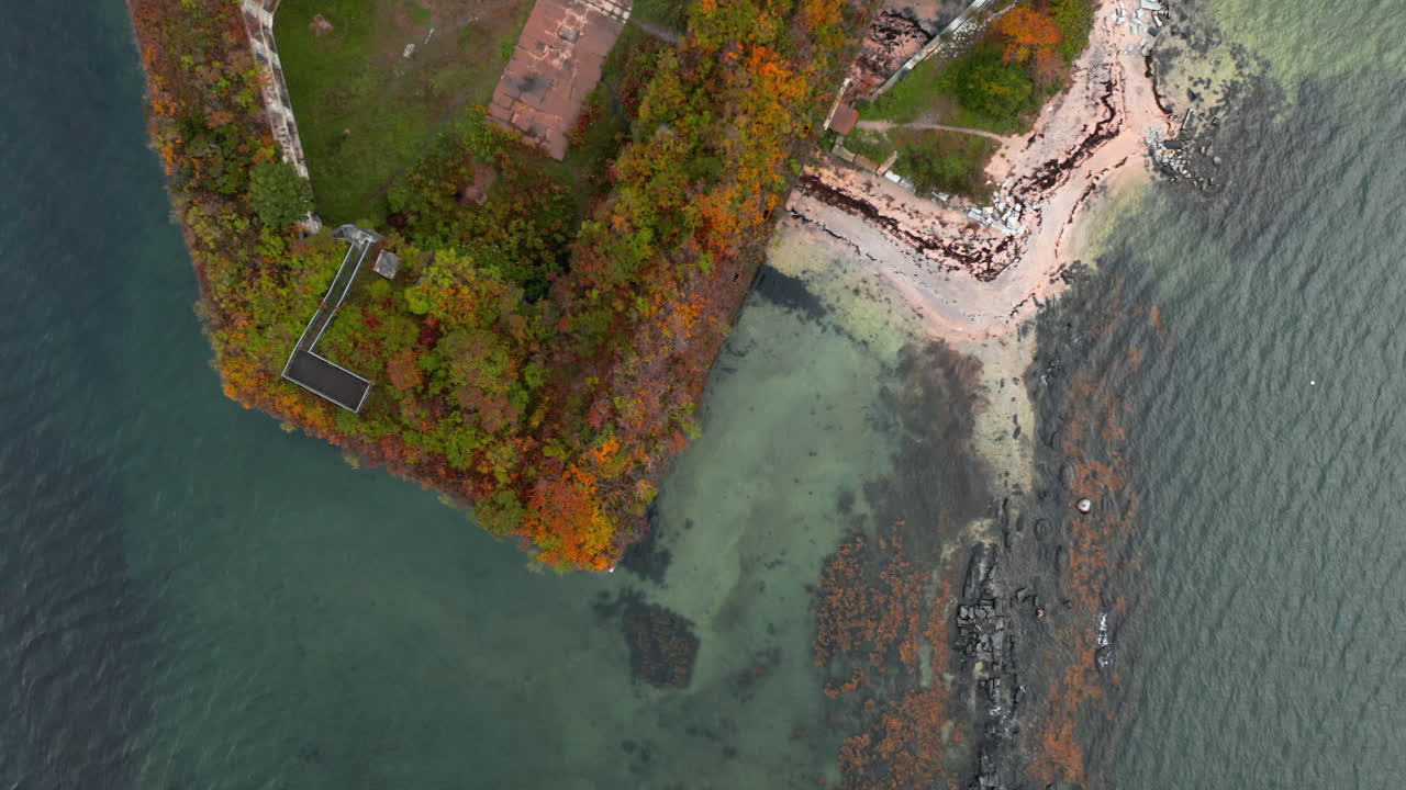 hermosa vista aérea de pájaros de fort georges en casco bay frente a la costa de maine