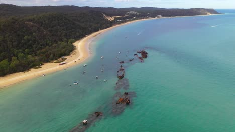 Hermoso-Destino-De-Naufragio-Frente-A-La-Isla-De-Moreton,-Australia,-Alta-Vista-Aérea