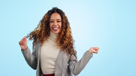 cabello, bailando y feliz mujer en la celebración fro