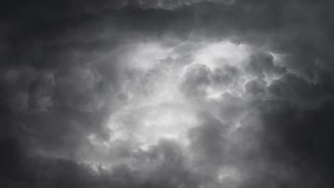 tormenta y nubes oscuras en el cielo oscuro
