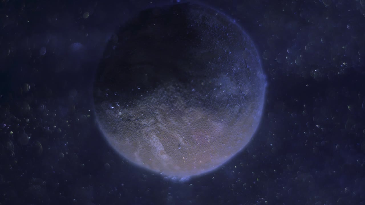 planeta azul realista girando alrededor de su eje. millones de partículas de polvo brillando y volando suavemente en el espacio. estrellas brillantes.