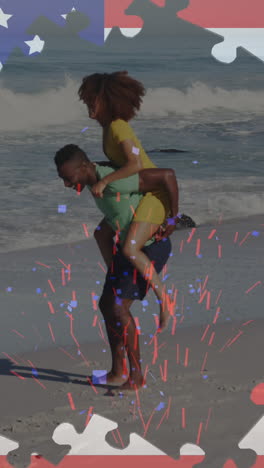 animação de quebra-cabeças da bandeira americana revelando confete, homem carregando mulher de costas na praia