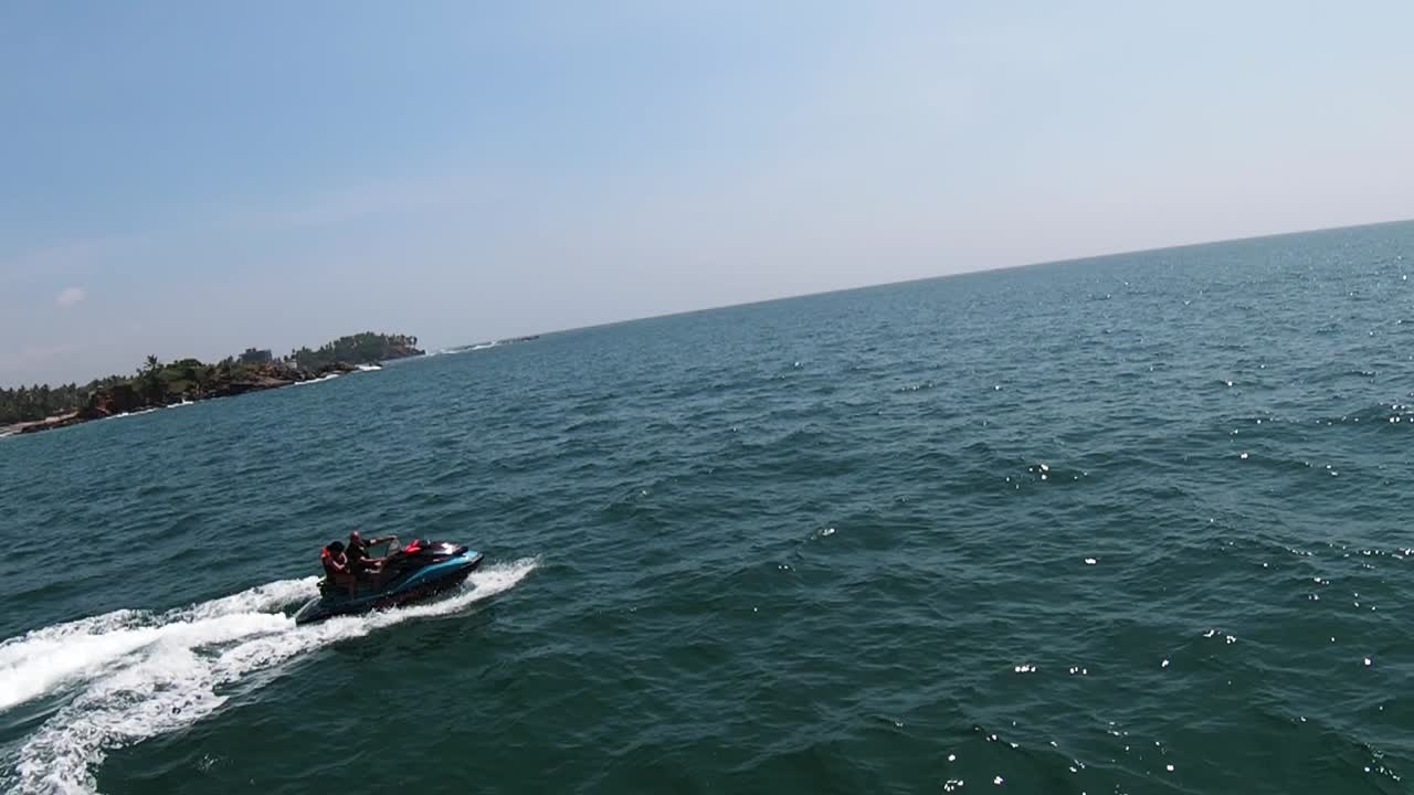 제트스키를 타고 있는 남자와 여자, 슬로우 모션 fpv 드론 샷