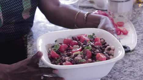 Mujer-Preparando-Un-Plato-De-Frijoles-Crudos