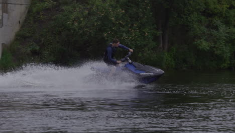 Extremsport-Jet-Ski-Zeitlupenwellen-Schrägstrich