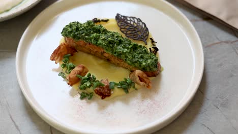 plato de salmón gourmet con puré de patatas