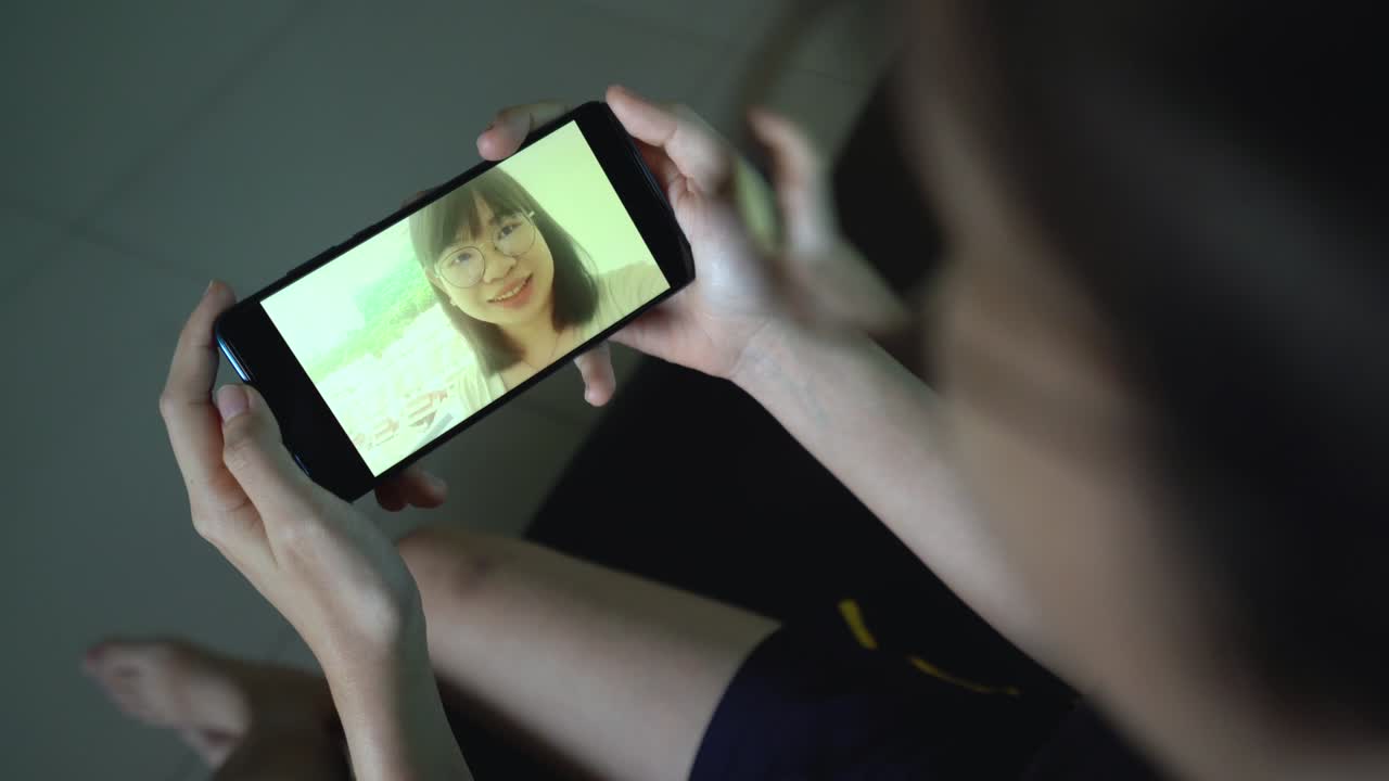 joven asiática videoconferencia con su amiga