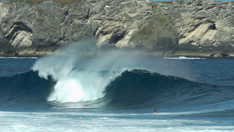 altas olas chocando contra las costas rocosas de la isla de norfolk